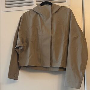 Lululemon Women’s NWT Rain Chaser Jacket. Size 6.